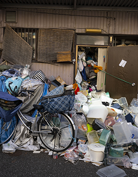 アパートのごみ屋敷片付け作業 アパートのごみ屋敷片付け作業