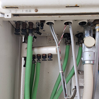 配管と給湯器の接続部分の写真