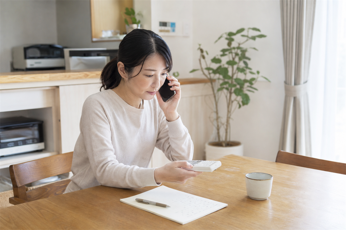発生状況のメモを見ながら販売店やメーカーへ電話する様子