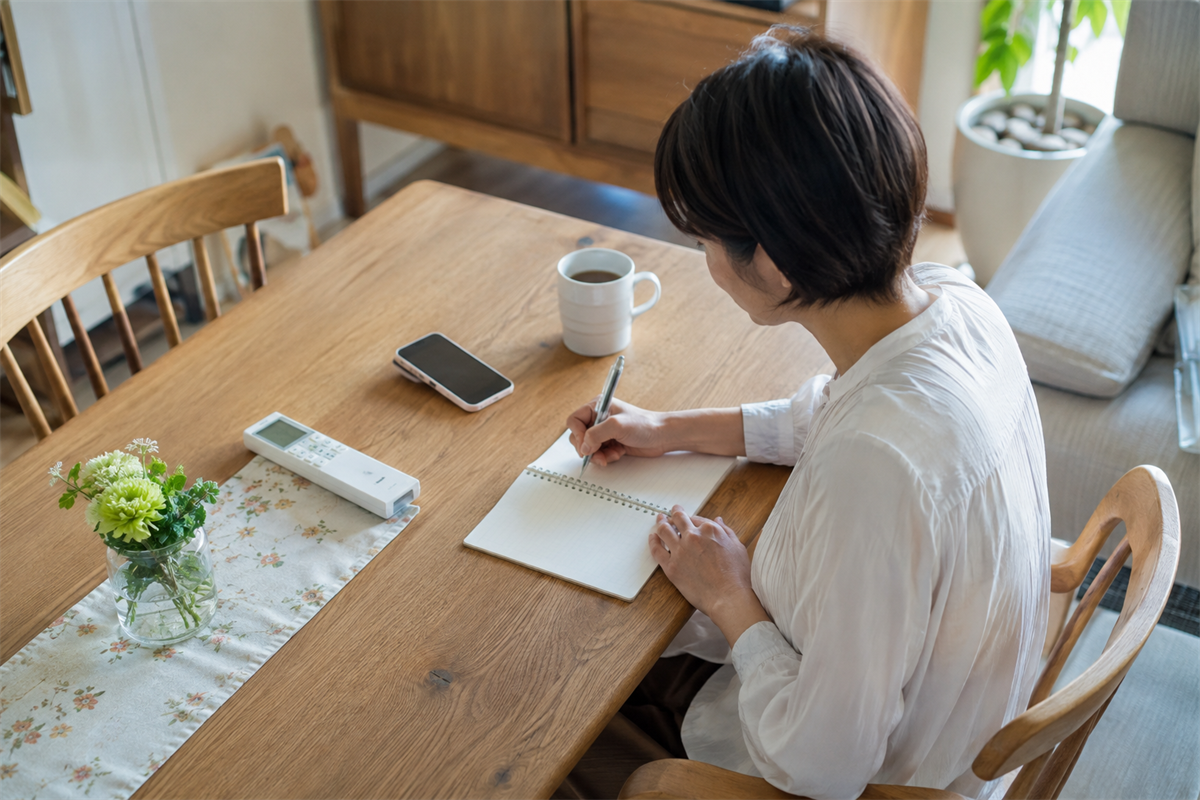 給湯器を使っていた時刻と状況をノートに整理する様子