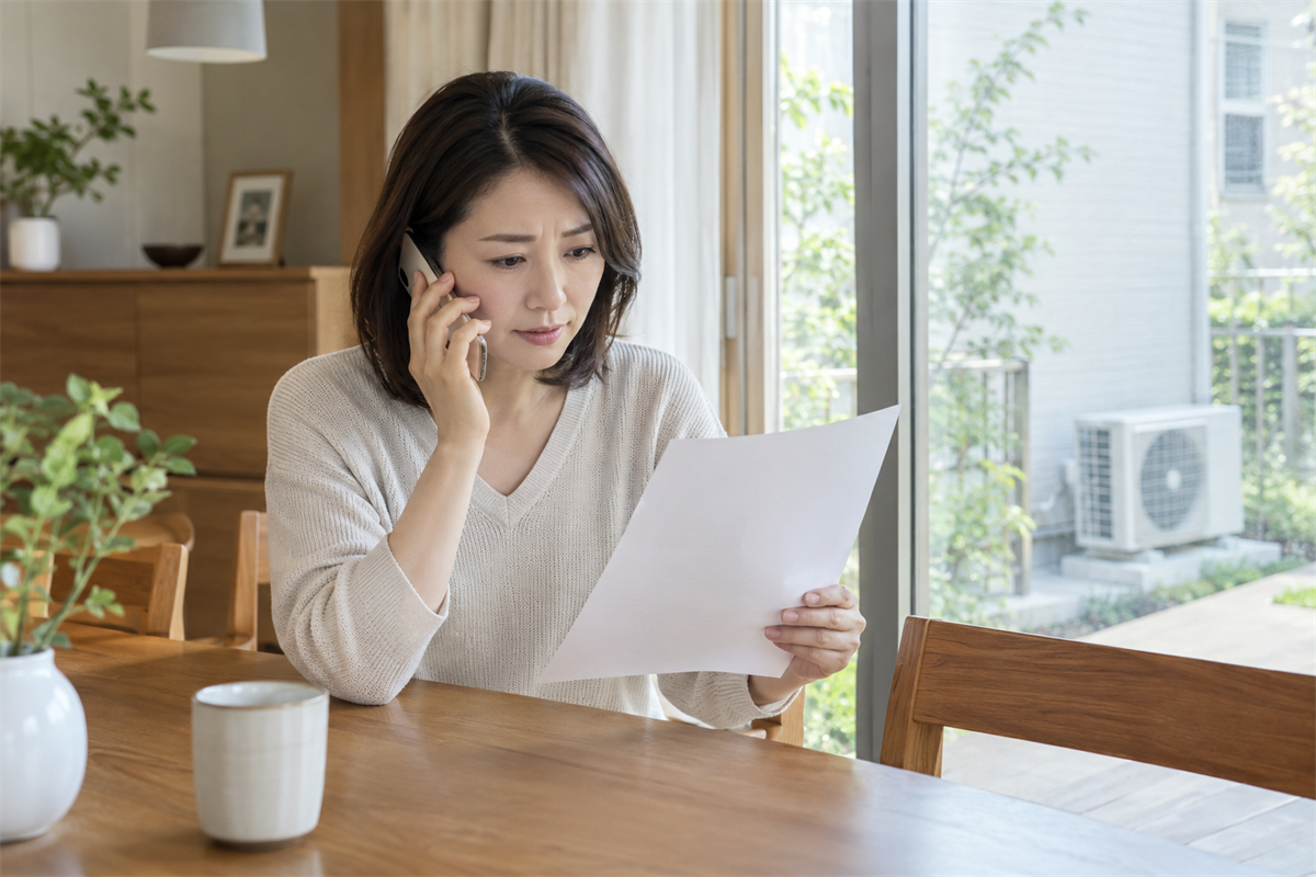 室外機の状況を整理して点検相談をする住人