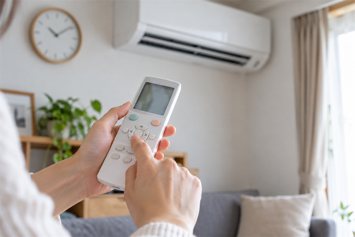 リモコンの現在時刻とタイマー表示を確認する手元